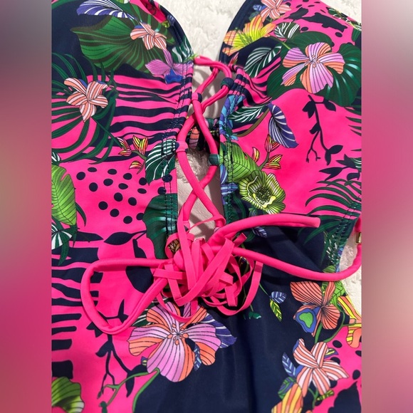 Floral Print Lace Up Front- One piece - Picture 7 of 8